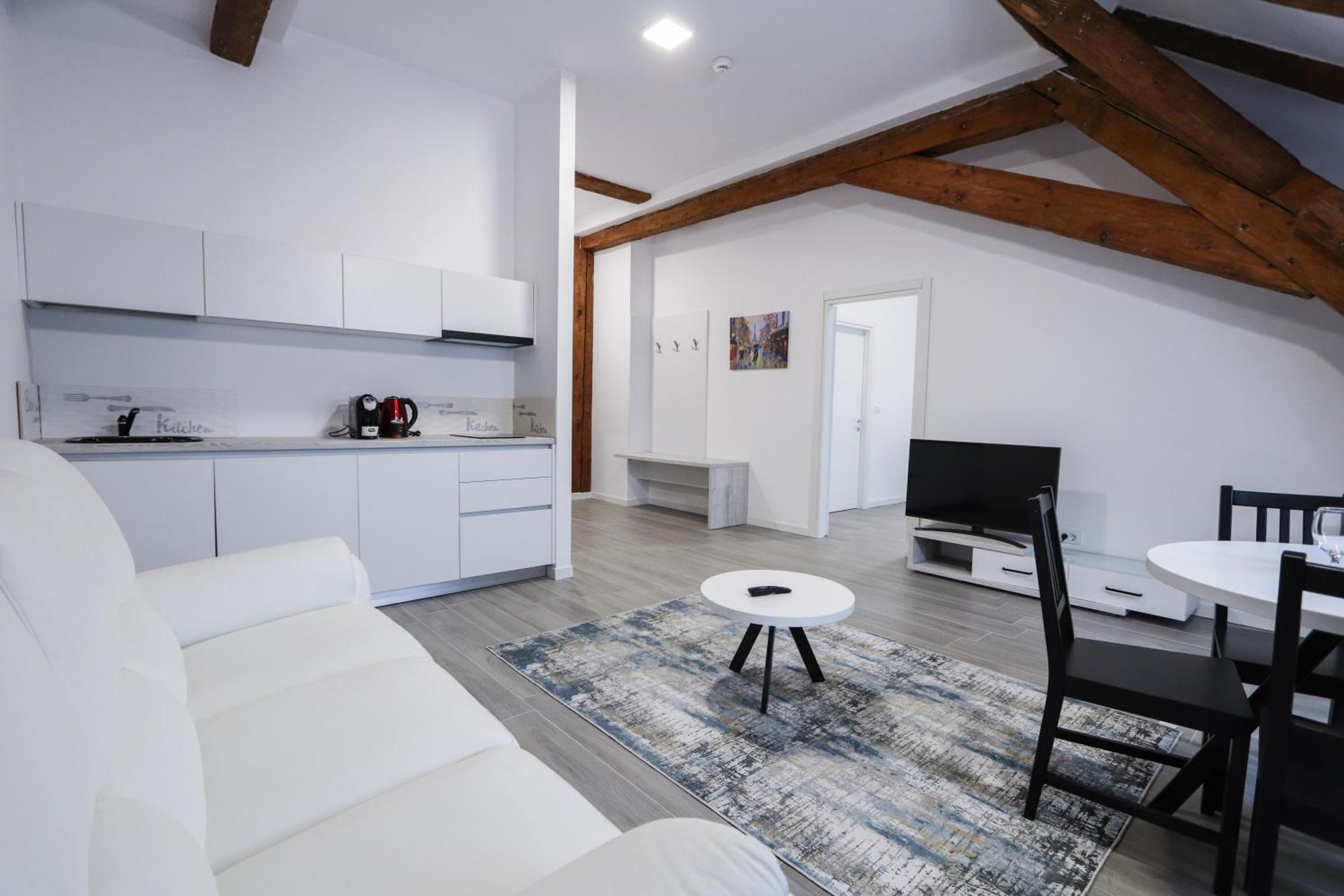 Palatul Lugoj Apartment Екстериор снимка